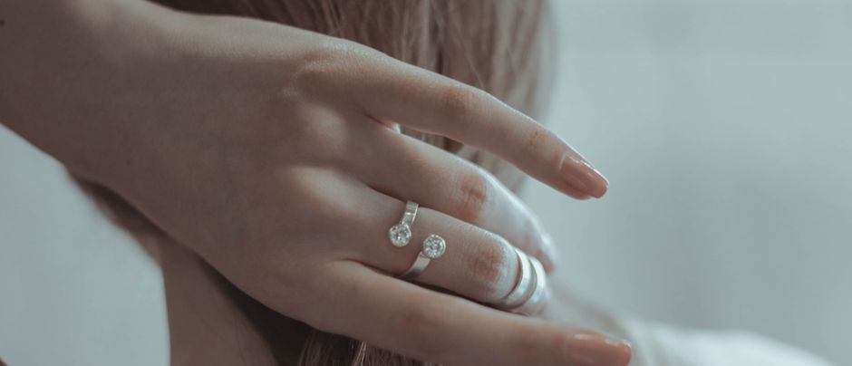 Bague, boucle, collier : associer ses métaux sans faute