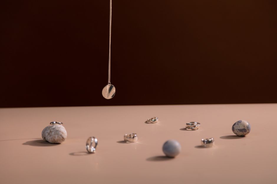 Bague, boucle, collier : associer ses métaux sans faute