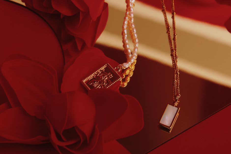 Les bijoux qui réveillent une tenue basique