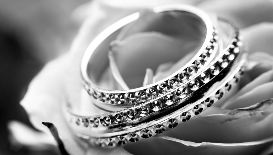 Bague, boucle, collier : associer ses métaux sans faute