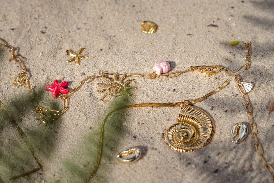 Les bijoux qui réveillent une tenue basique
