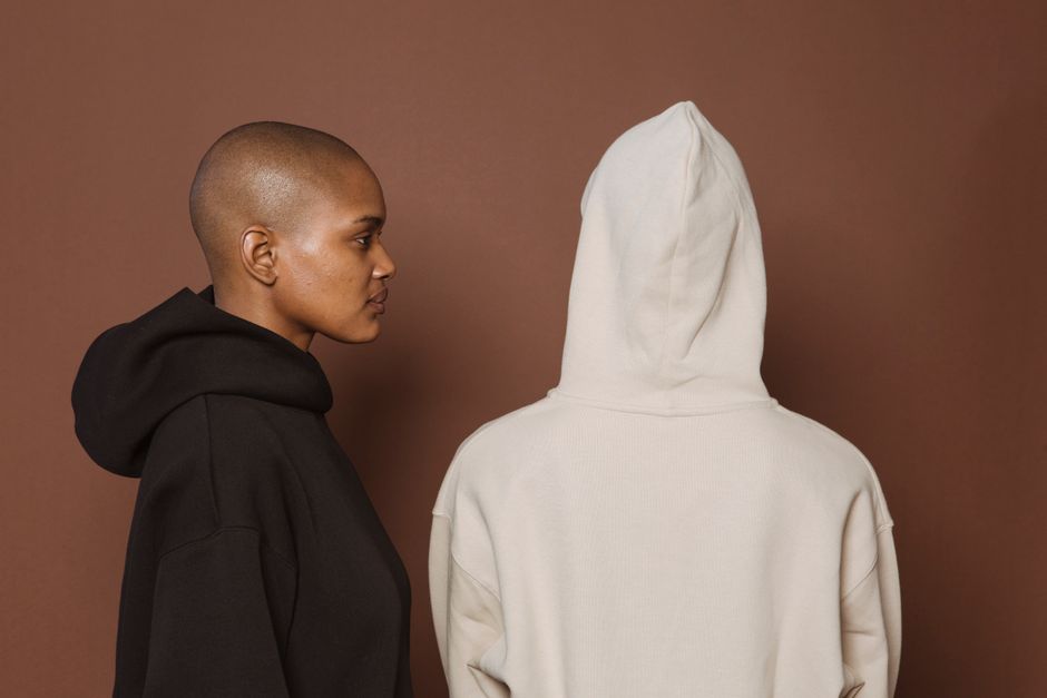 Le hoodie dans un look féminin : astuces de style
