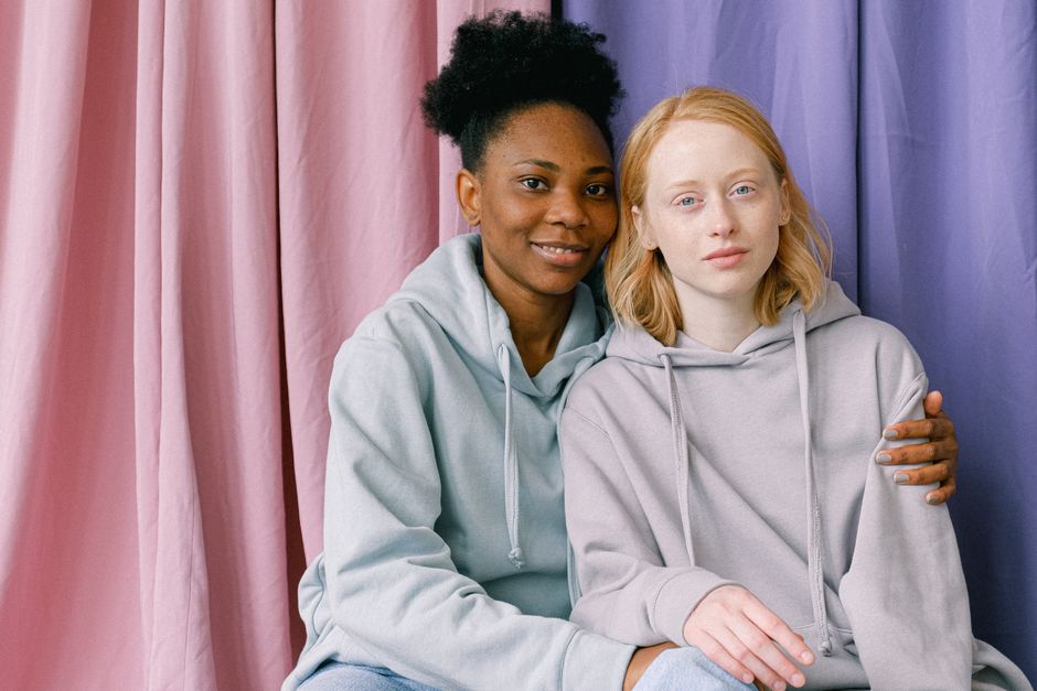 Le hoodie dans un look féminin : astuces de style