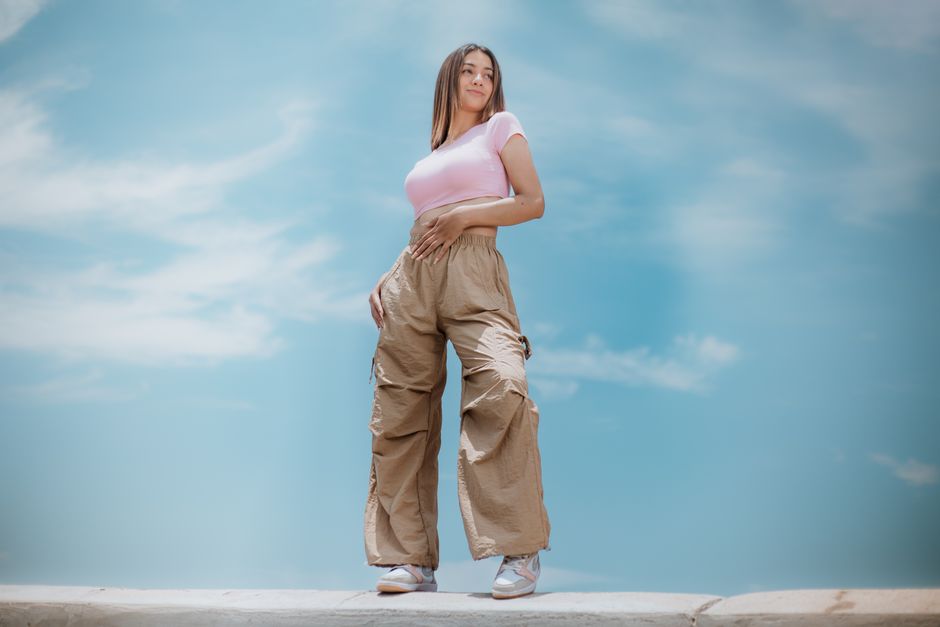Le pantalon cargo : coupes, couleurs, associations