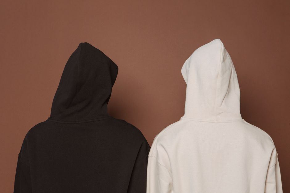 Le hoodie dans un look féminin : astuces de style